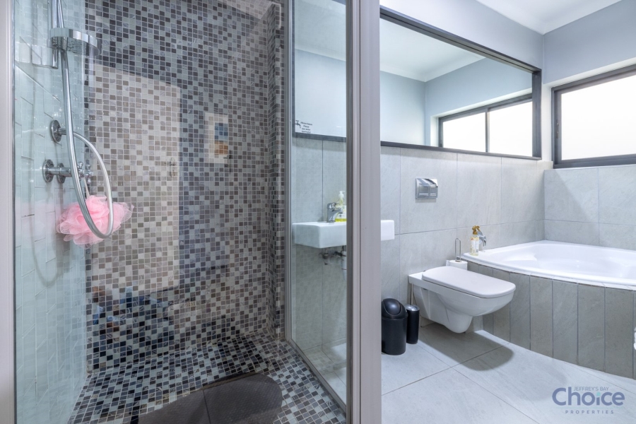 5 Bedroom Property for Sale in Jeffreys Bay Central Eastern Cape